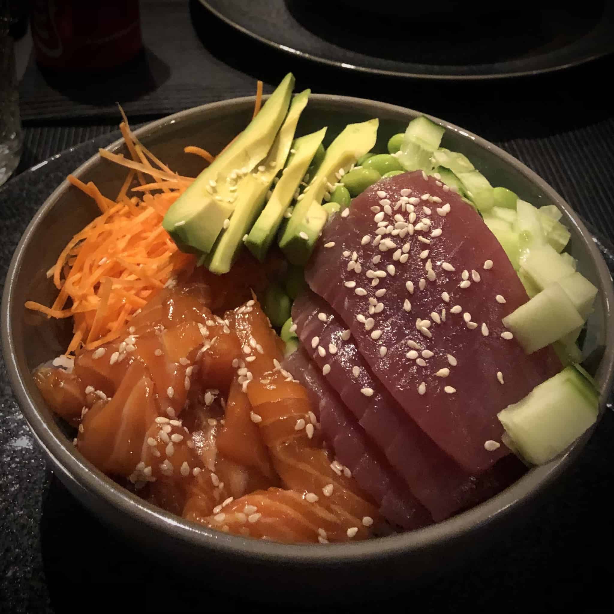 Poké bowl met zalm of tonijn